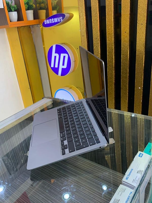 MacBook Air M1 (2020) – 13.3" | 8GB RAM | 256GB SSD