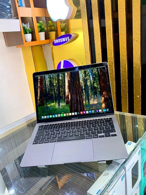 MacBook Air M1 (2020) – 13.3" | 8GB RAM | 256GB SSD