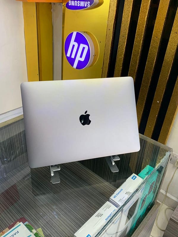 MacBook Air M1 (2020) – 13.3" | 8GB RAM | 256GB SSD